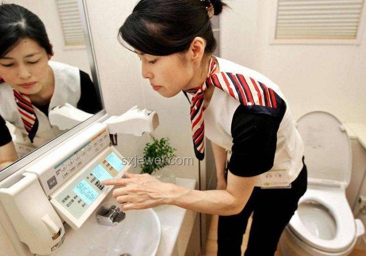 千万粉丝网红呼吁取消女厕马桶：卫生隐患与解决方案探究